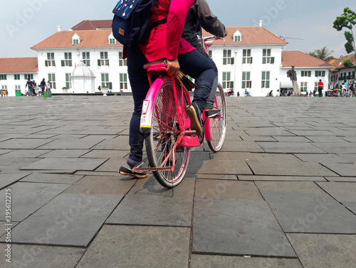 Visitors to tourist attractions are riding old bicycles