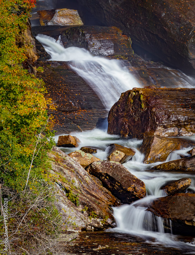 Fototapeta Naklejka Na Ścianę i Meble -  Middle portion of Whitewater Falls in Transylvania County