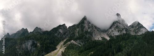 hiking-in-dachstein-mountains-dachsteingebirge