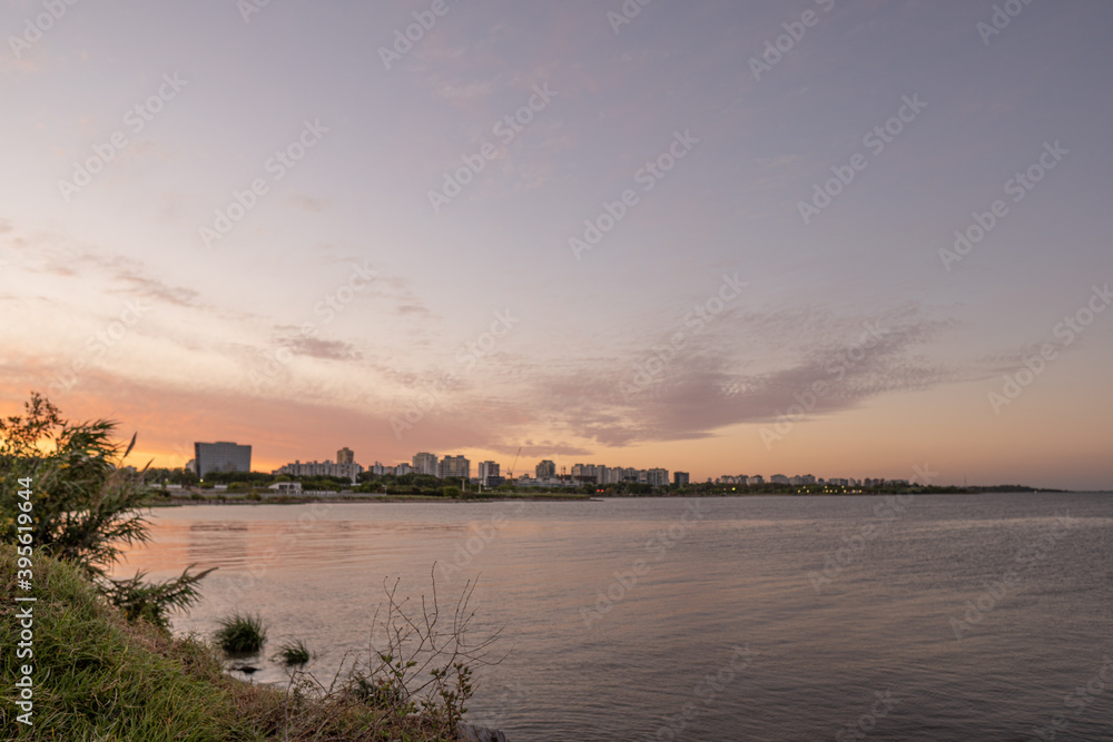 Naklejka premium Sunset on the banks of the Rio de la Plata, in Vicente Lopez. Clouds and beautiful colors.