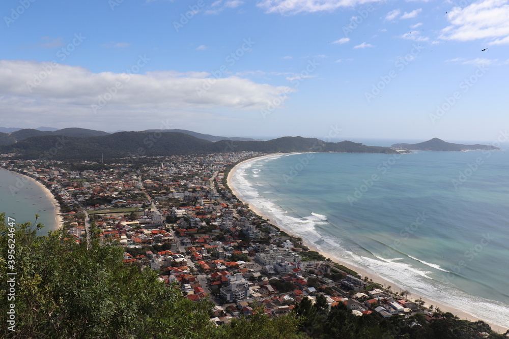 Vista do alto do morro do macaco, município de Bombinhas SC - Brasil. SC State in Brazil, beatiful beach. View from Morro do Macaco.