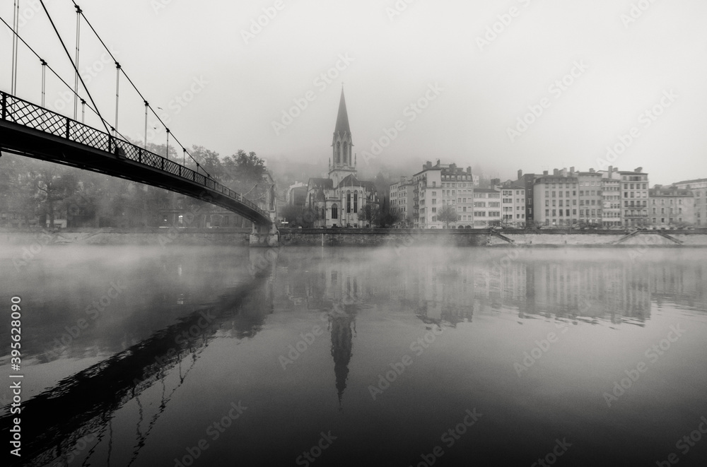 Lyon sous la brume d'un matin automnal, l'église Saint-Georges et sa passerelle