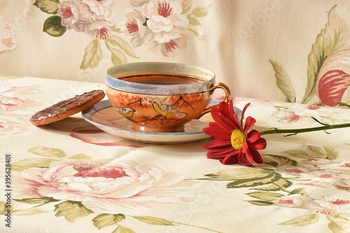 Filiżanka kawy z chińskiej porcelany i czekoladowy herbatnik © Eva Biedrzycka