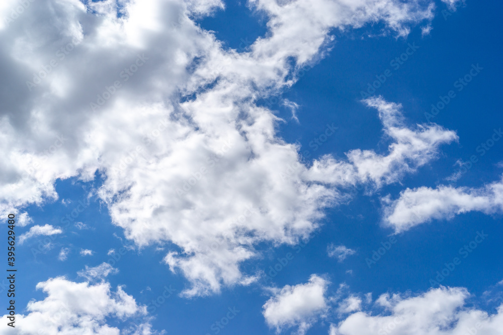 Obraz premium Blauer Himmel mit weißen Wolken in Deutschland bei Tag. 5