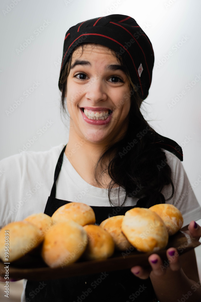 joven panadera en actividad con vestimenta y pan estudio panadería alegre y contenta cordoba argentina joven panadera en actividad con vestimenta y pan estudio panadería alegre y contenta cordoba argentina