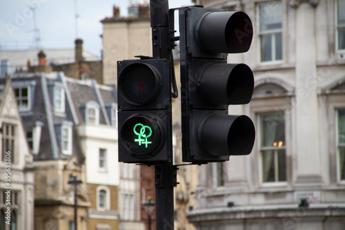 Sygnalizacja świetlna z symbolami płci w Londynie