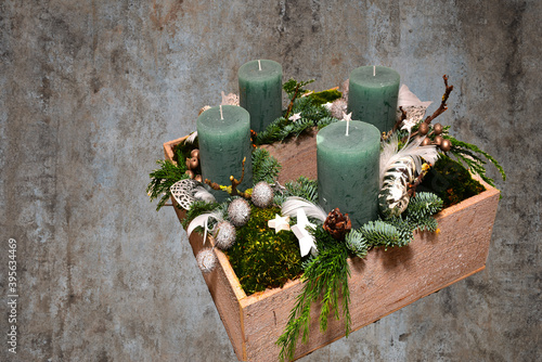 Obraz na plátně Adventsgesteck viereckig, moderner Adventskranz, grüne Kerzen, hübsch, geschmackvoll