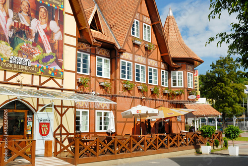 GERMAN VILLAGE BUILT IN 1985, IN GERMAN STYLE, IT IS A SHOPPING CENTER THAT SELLS TYPICAL PRODUCTS FROM BLUMENAU, TYPE OF CHOPP MUGS, CLOTH DOLLS, WINE TYPICAL GERMAN AND SOUVENIRS 