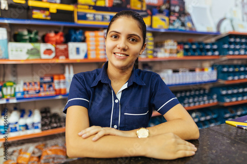 Photographie Young latin woman working in hardware store