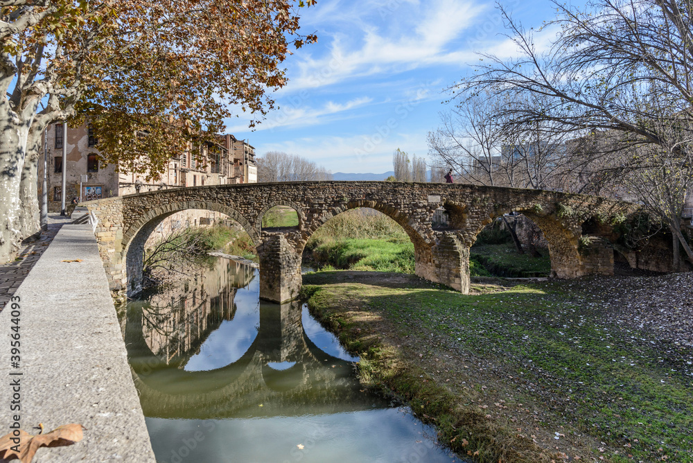 Fototapeta premium Puente romano y antiguas Adoberias o curtidorias en la ciudad de Vic, comarca de Osona, Cataluña, España