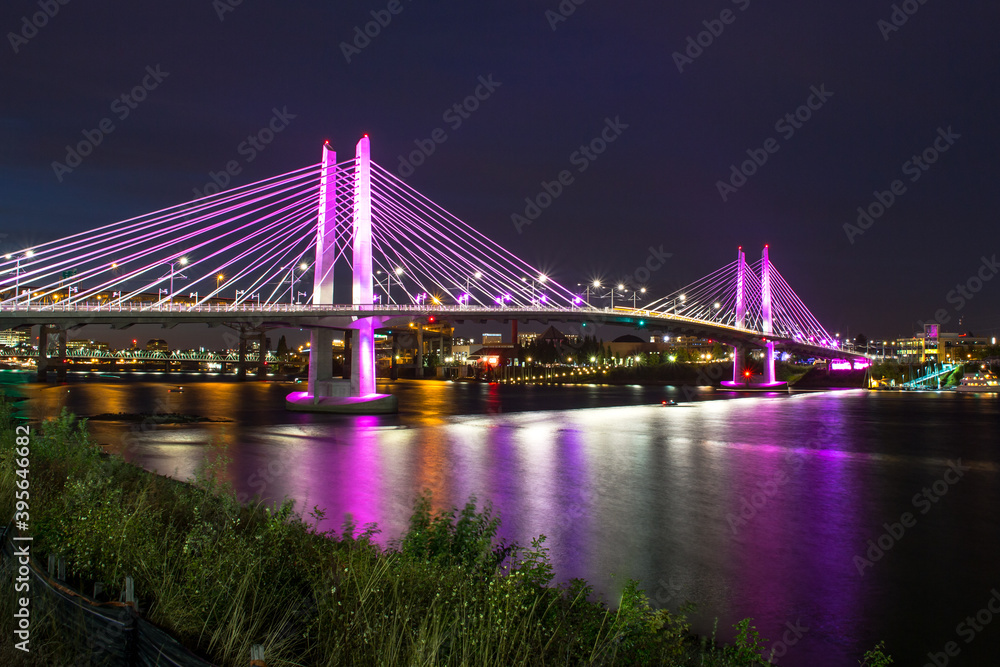 Obraz premium Tilikum Crossing Bridge of the People at night in Portland, Oregon
