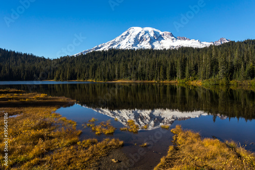 Fototapeta Naklejka Na Ścianę i Meble -  Reflection lake and Mt.Rainier in fall season. Mt.Rainier National park, Washington