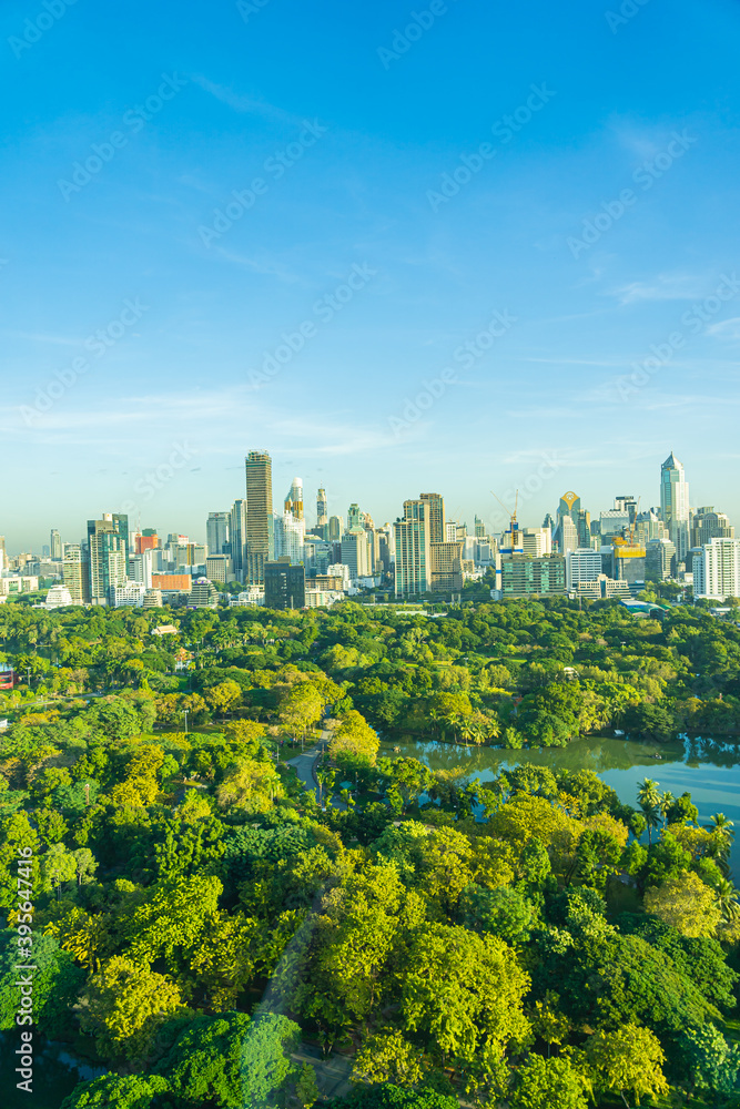 Obraz premium Beautiful landscape of cityscape with city building around lumpini park in bangkok