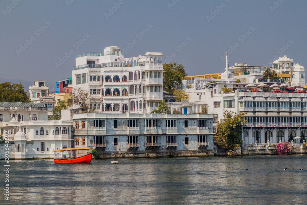 Obraz premium Pichola lake and buildings at Hanuman Ghat in Udaipur, Rajasthan state, India
