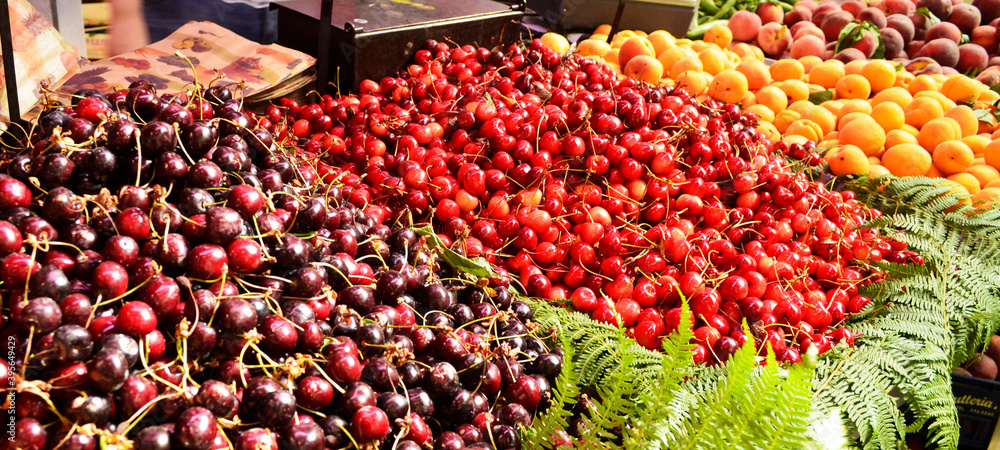 Cerezas, fresas, frambuesas  en venta en un mercado, close up de fresas, frambuiesas, cerezas en mercado de frutas