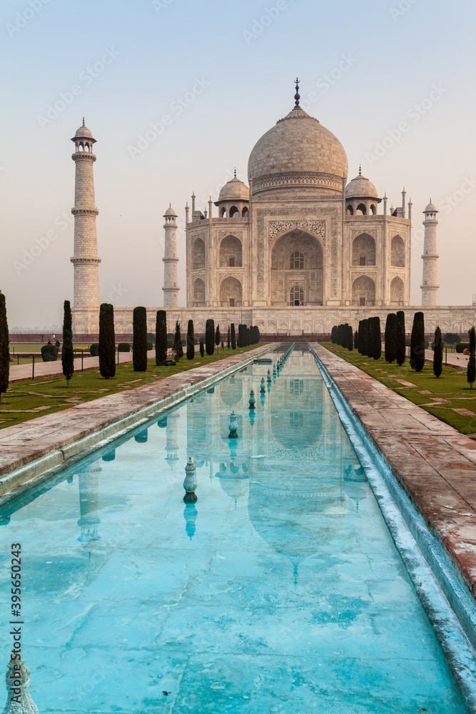 Obraz premium Morning view of Taj Mahal in Agra, India