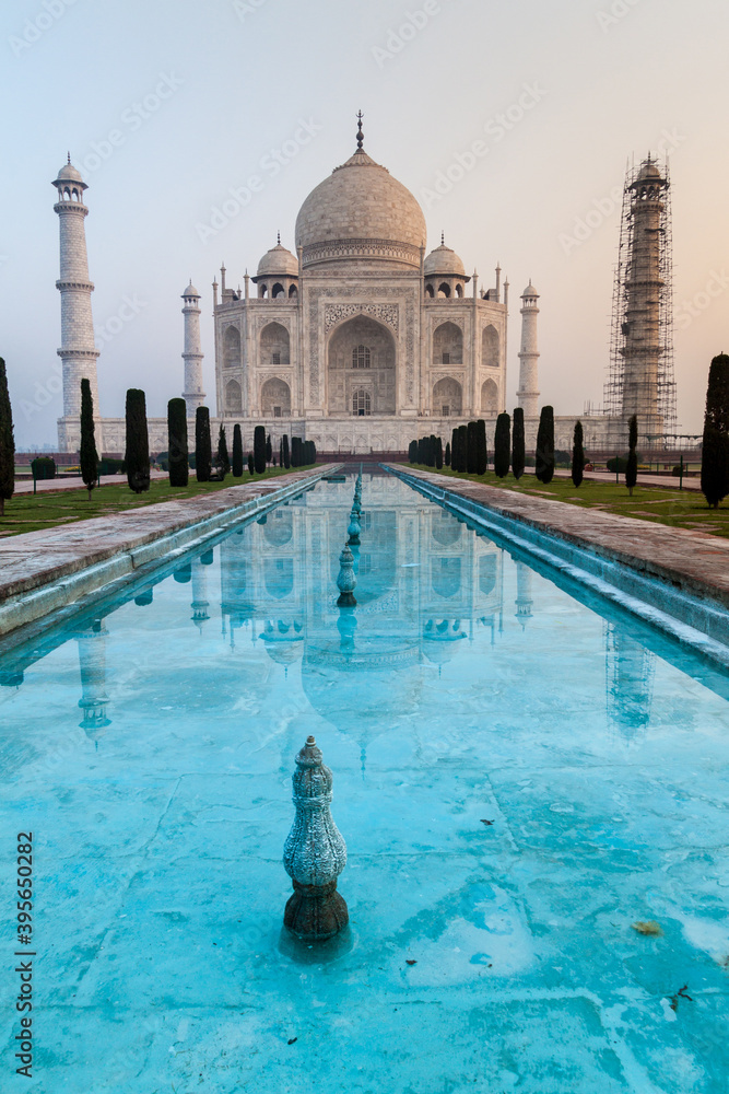 Naklejka premium Sunrise at Taj Mahal in Agra, India