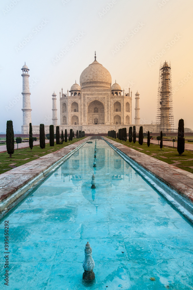 Fototapeta premium Early morning view of Taj Mahal in Agra, India
