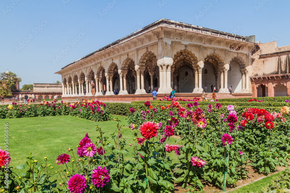 Obraz premium AGRA, INDIA - FEBRUARY 20, 2017: Diwan-i-Am (Hall of Audience) at Agra Fort, Uttar Pradesh state, India