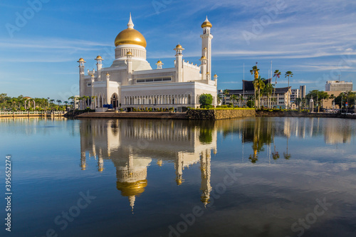 Valokuva Omar Ali Saifuddien Mosque in Bandar Seri Begawan, capital of Brunei