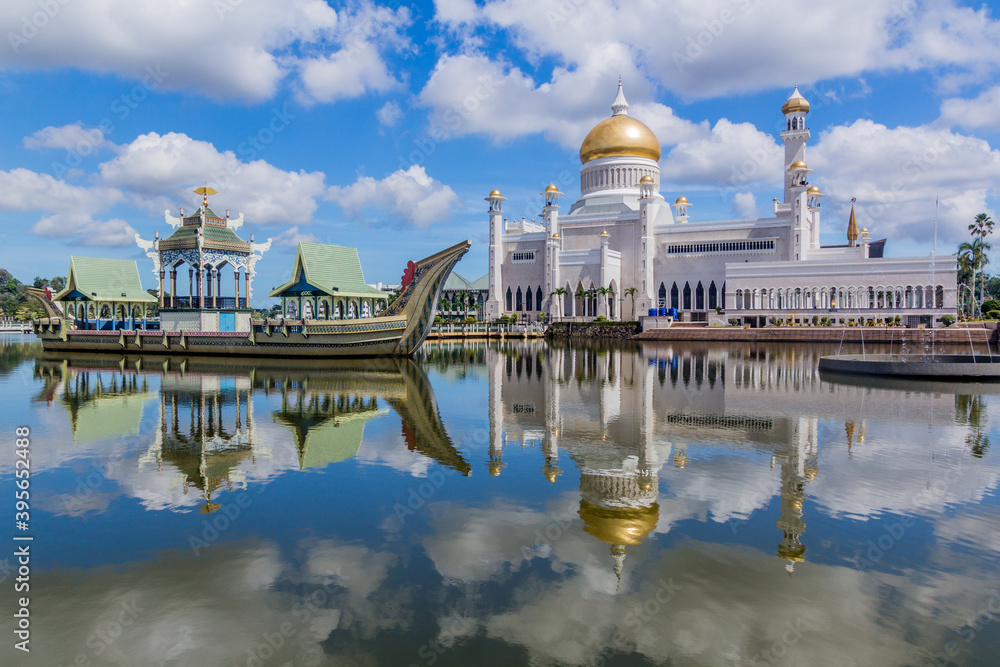 Fototapeta premium Omar Ali Saifuddien Mosque and a replica of a royal barge in Bandar Seri Begawan, Brunei