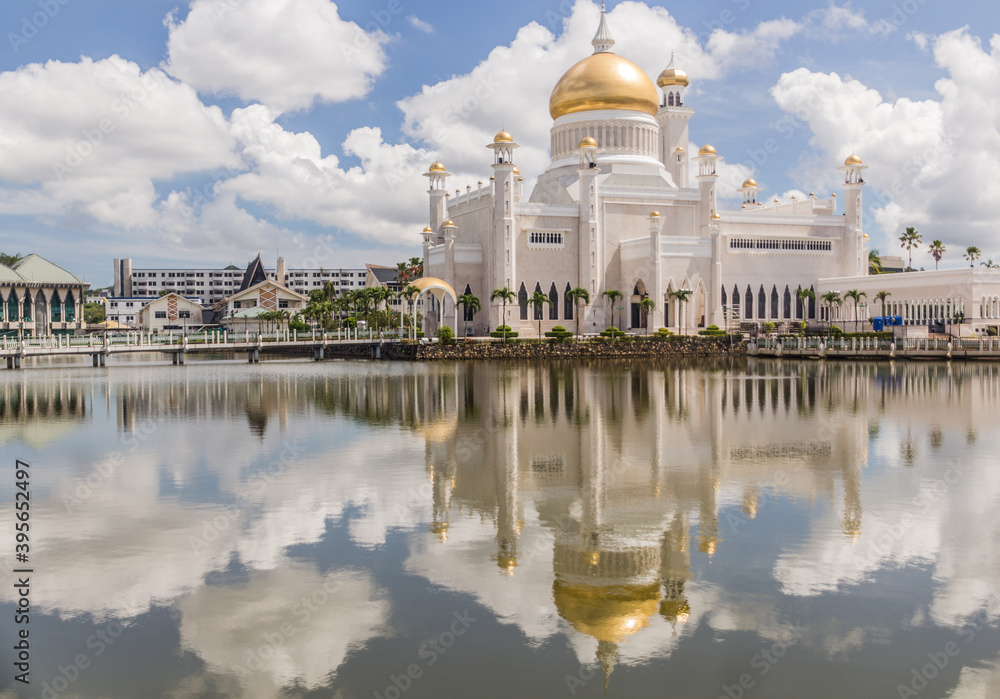 Fototapeta premium Omar Ali Saifuddien Mosque in Bandar Seri Begawan, Brunei