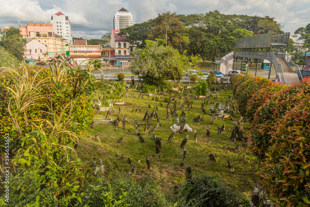 Obraz premium Cemetery at the Kuching City Mosque, Sarawak state, Malaysia
