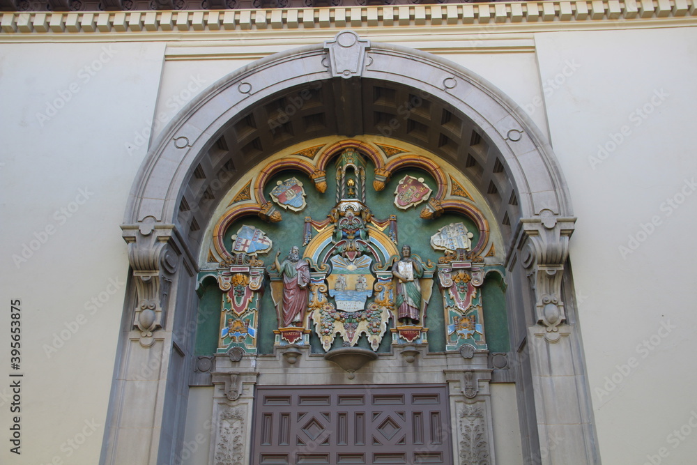 Obraz premium An artistic facade of a building in California.