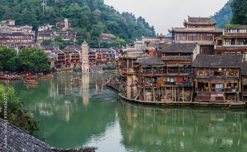 Obraz premium Traditional houses along Tuo river in Fenghuang Ancient Town, Hunan province, China