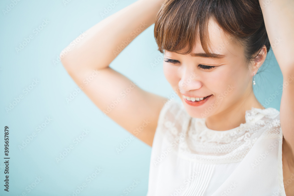 髪を縛る女性
髪を縛る女性