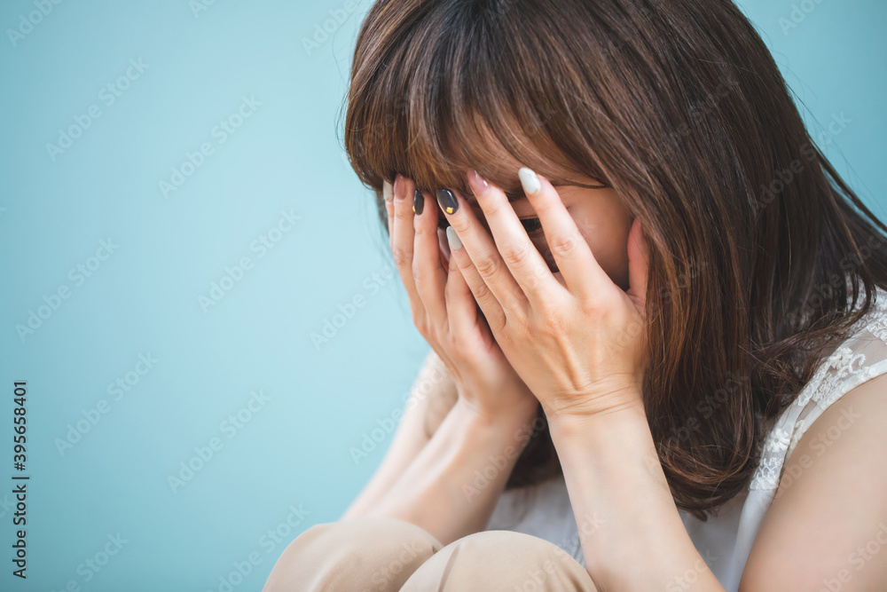 泣く女性
