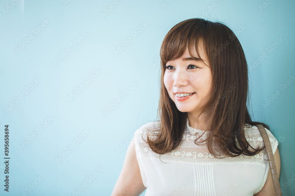 お出かけする女性
お出かけする女性
