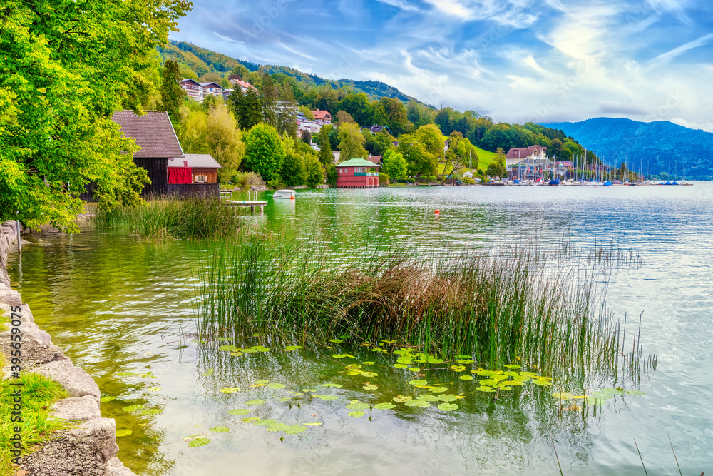 Obraz premium The beautiful lake promenade near the city Mondsee in Austria