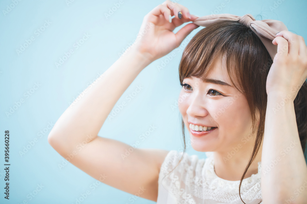 ヘアスタイルを整える女性
