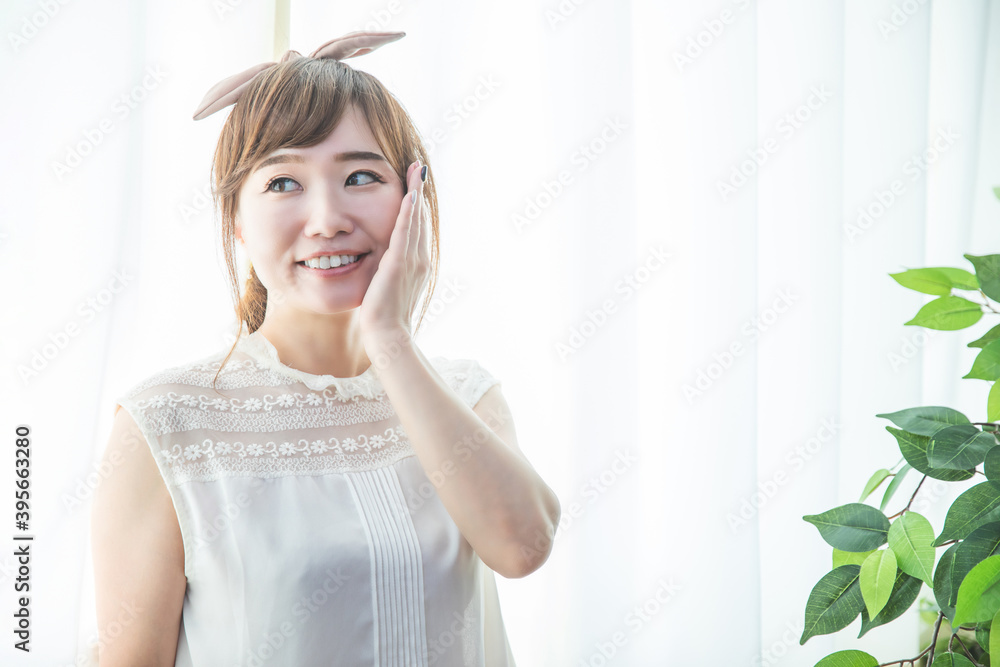 カーテンの前にいる女性
カーテンの前にいる女性