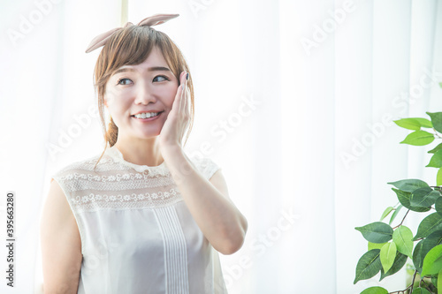 Wallpaper Mural カーテンの前にいる女性
 Torontodigital.ca