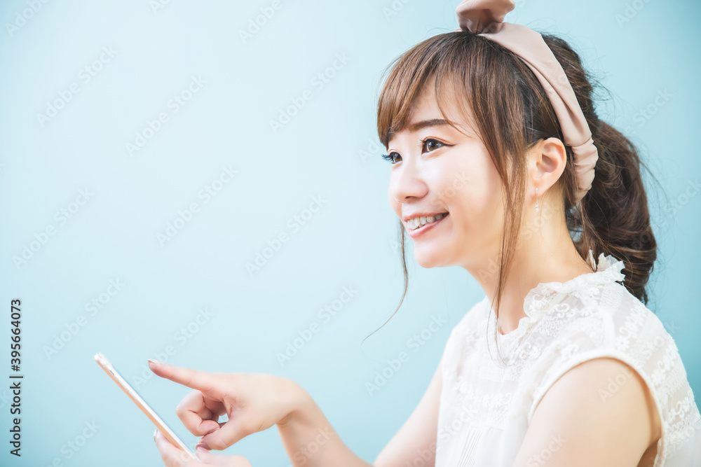 スマホを持った女性
