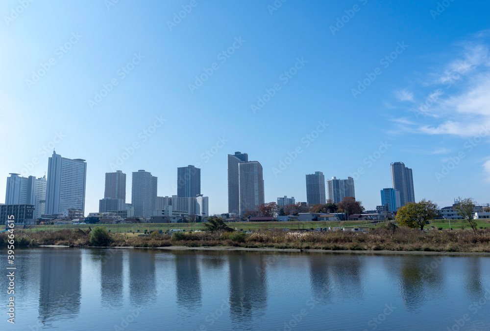 多摩川越しに望む高層ビル群の風景