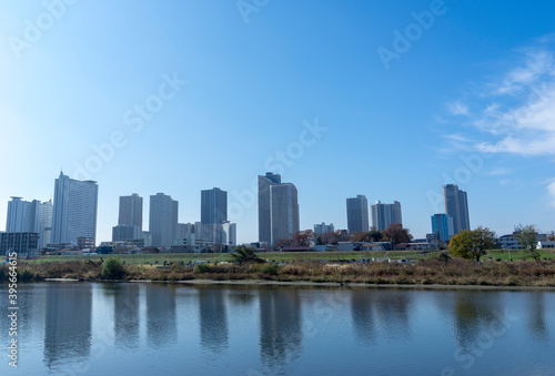 多摩川越しに望む高層ビル群の風景 © EISAKU SHIRAYAMA
