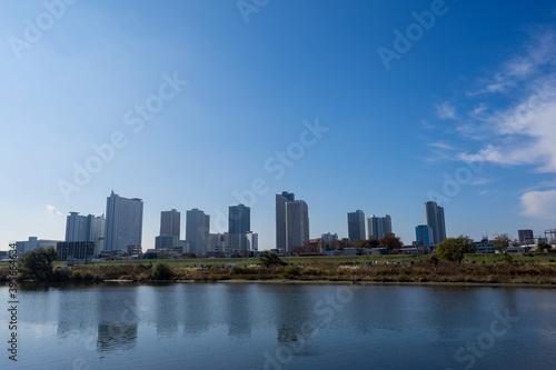 多摩川越しに望む高層ビル群の風景 © EISAKU SHIRAYAMA