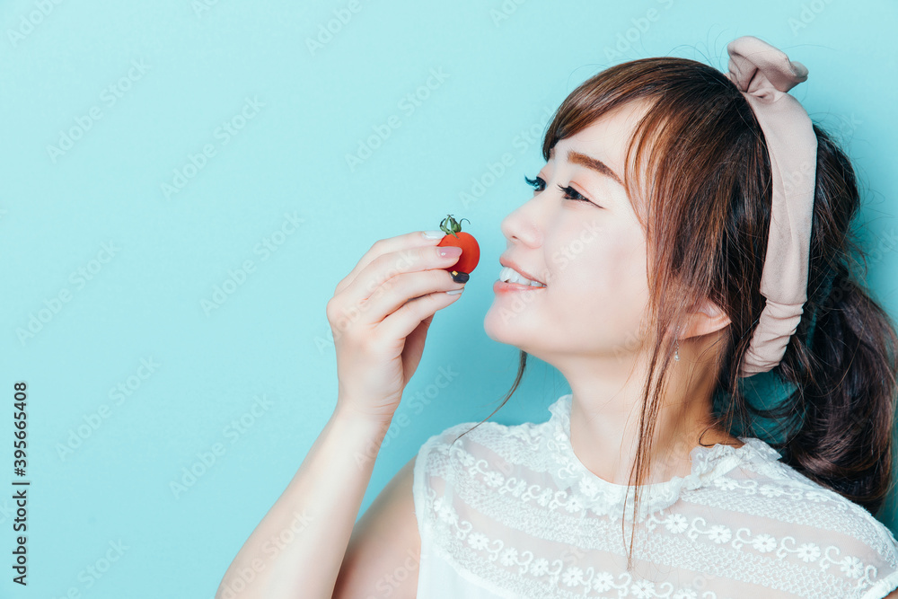 トマトを食べる女性

