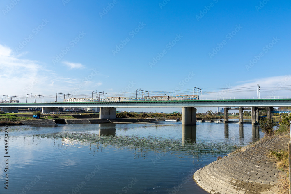 多摩川に架かる鉄橋の風景