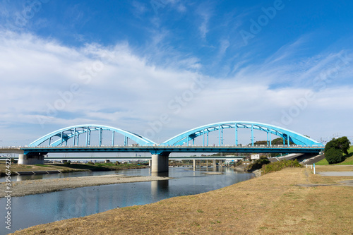 多摩川に架かる鉄橋の風景