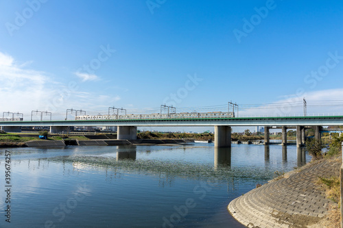 多摩川に架かる鉄橋の風景 © EISAKU SHIRAYAMA