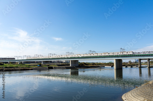 多摩川に架かる鉄橋の風景