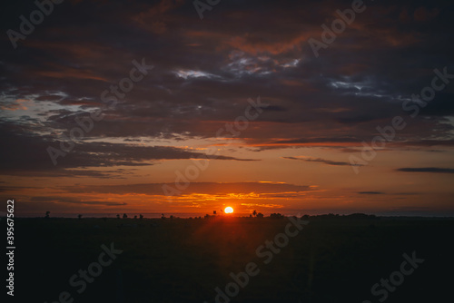 El sol empieza a salir en la llanura Colombiana.