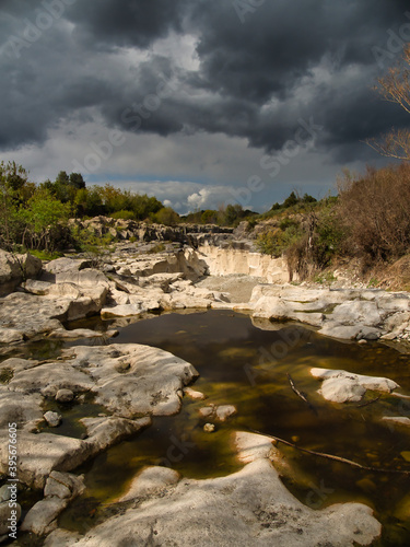 Warten auf Wasser. Das leere Flußbett des Alcantara bei Fondaco Motta auf Sizilien in Italien