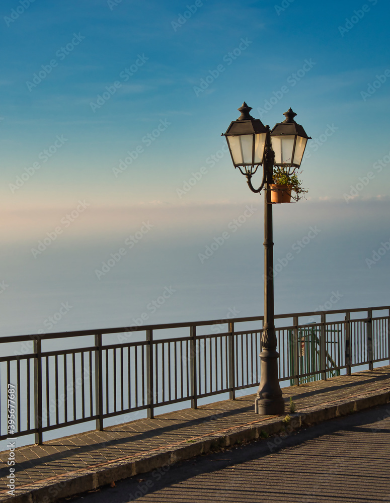 Laterne und Geländer über der Amalfi Küste in Italien