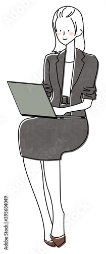 膝にパソコンを載せて作業する女性