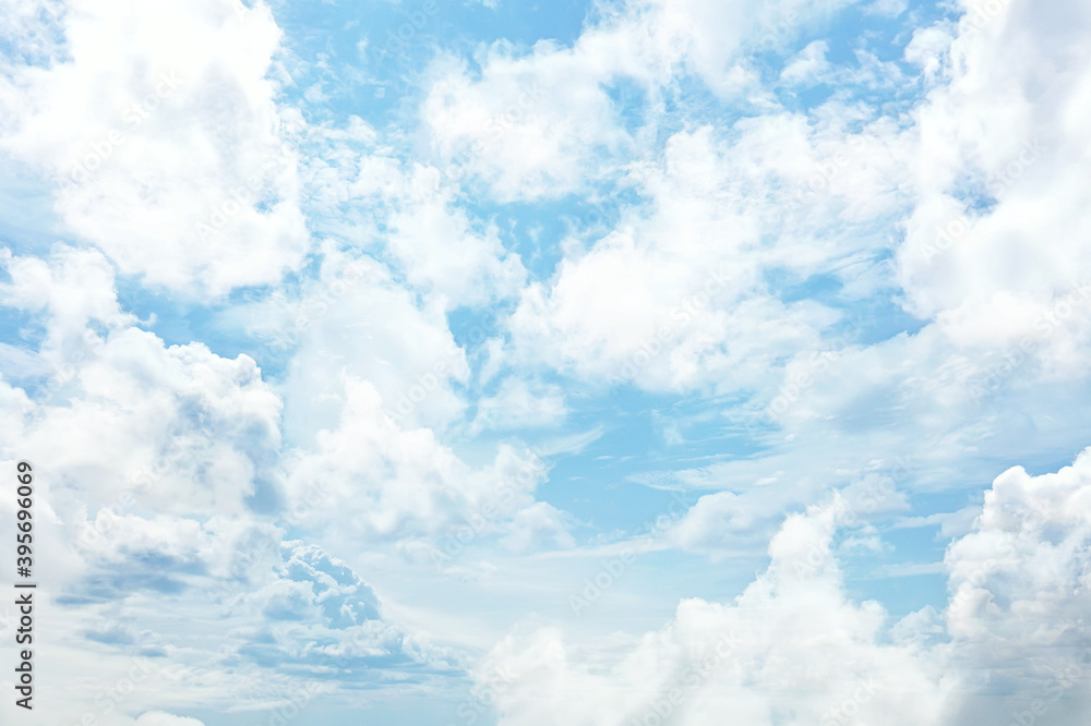 Naklejka premium white clouds on blue sky background, abstract seasonal wallpaper, sunny day atmosphere